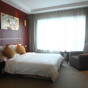 Executive Queen Room Lake View